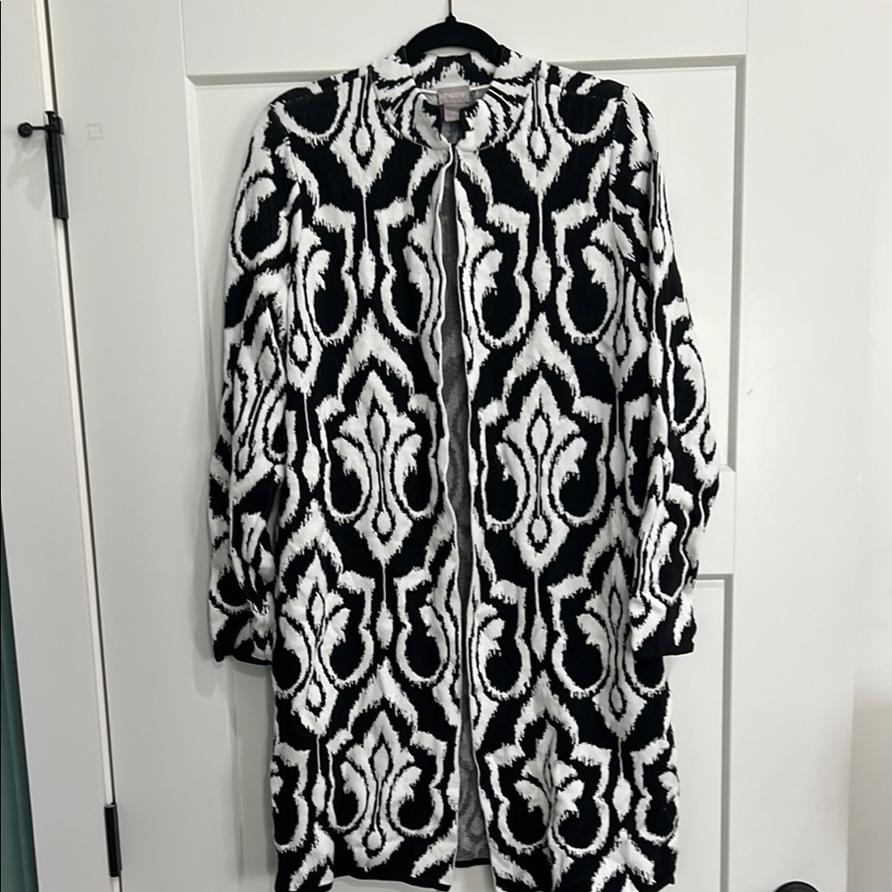 Chicos Black and White Patterned Women's Sweater (Size 2)